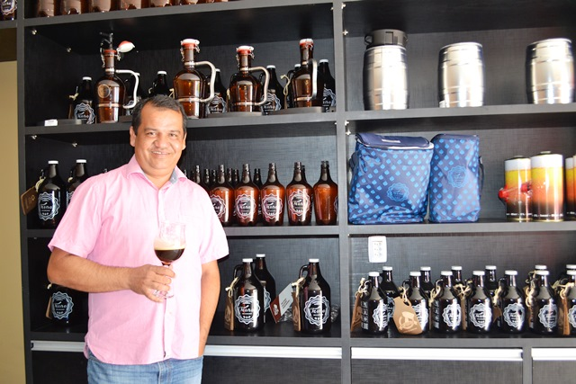 Marcelo Fiel diante de produtos da Trina Cervejaria